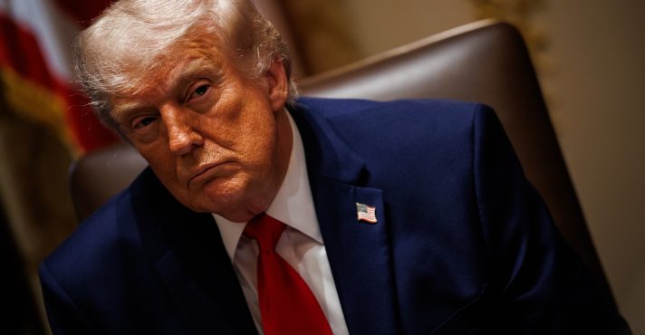 Trump participa de uma reunião no gabinete da Casa Branca em Washington, DC - 27/5/2026 | Foto: Samuel Corum/Sipa USA/Reuters