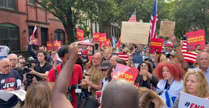 Manifestantes pedem destituição do prefeito de Nova York (1)