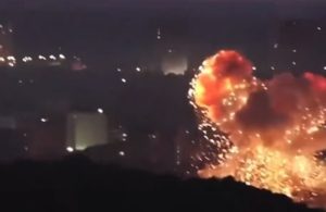 Momento em que míssil russo atinge o solo da Ucrânia