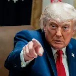 Donald Trump durante uma reunião no gabinete da Casa Branca, em Washington, DC - 27/5/2026 | Foto: Evan Vucci/Reuters