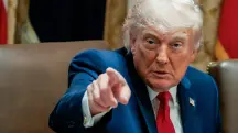 Donald Trump durante uma reunião no gabinete da Casa Branca, em Washington, DC - 27/5/2026 | Foto: Evan Vucci/Reuters