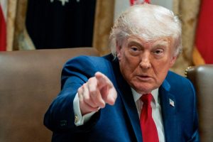 Donald Trump durante uma reunião no gabinete da Casa Branca, em Washington, DC - 27/5/2026 | Foto: Evan Vucci/Reuters