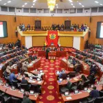 Parlamento de Gana durante sessão | Foto: Ghana News Agency/Divulgação