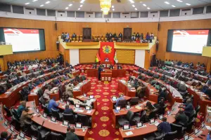 Parlamento de Gana durante sessão | Foto: Ghana News Agency/Divulgação