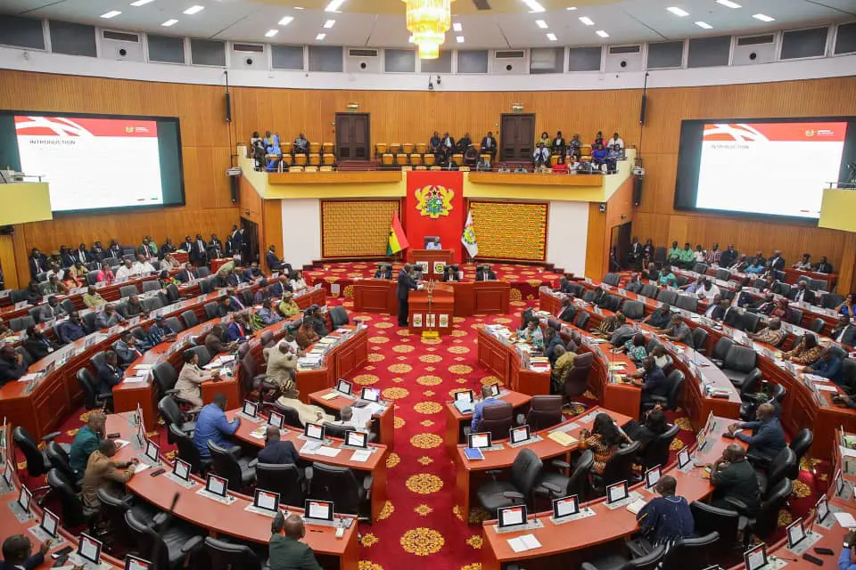 Parlamento de Gana durante sessão | Foto: Ghana News Agency/Divulgação