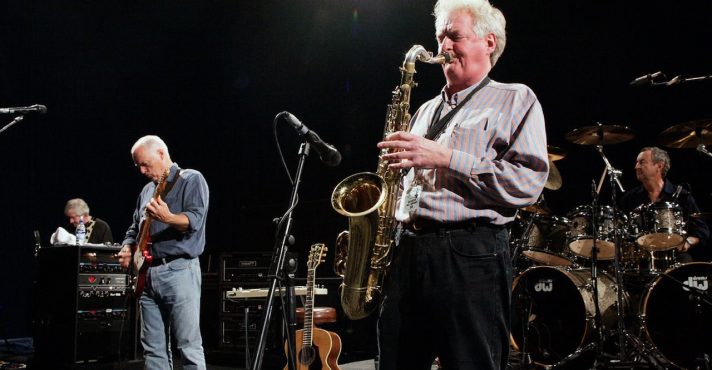 Saxofonista da banda Pink Floyd, Dick Parry morreu aos 83 anos | Foto: Reprodução/X/@davidgilmour