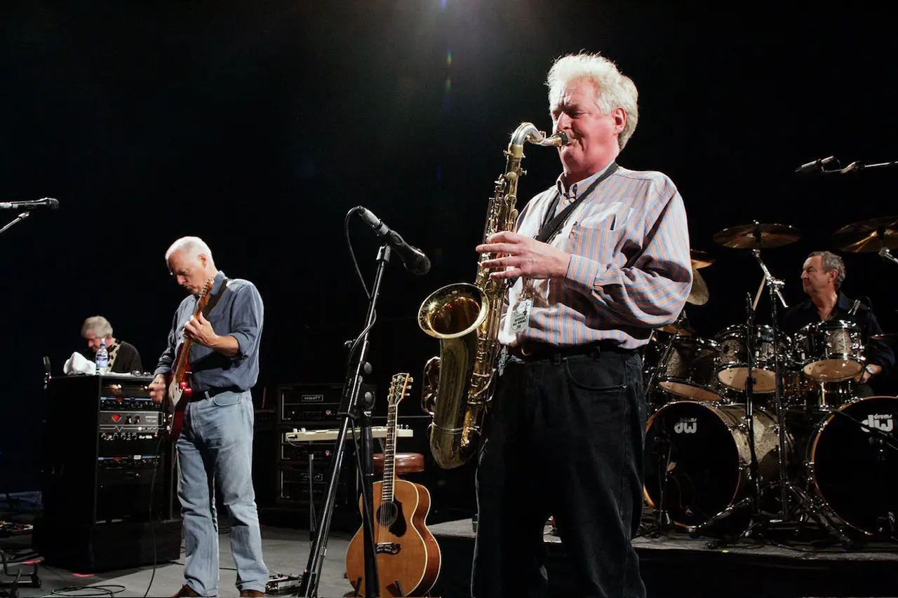 Saxofonista da banda Pink Floyd, Dick Parry morreu aos 83 anos | Foto: Reprodução/X/@davidgilmour