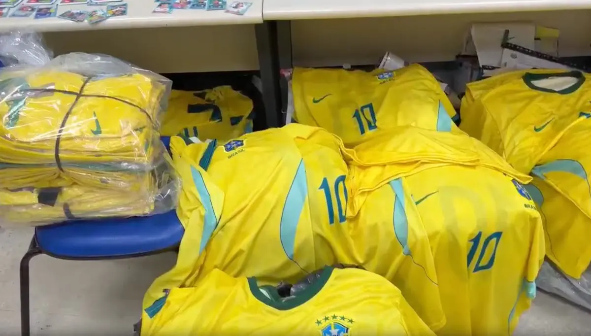 Polícia apreende 200 mil figurinhas falsas da Copa de 2026 no RJ (2)