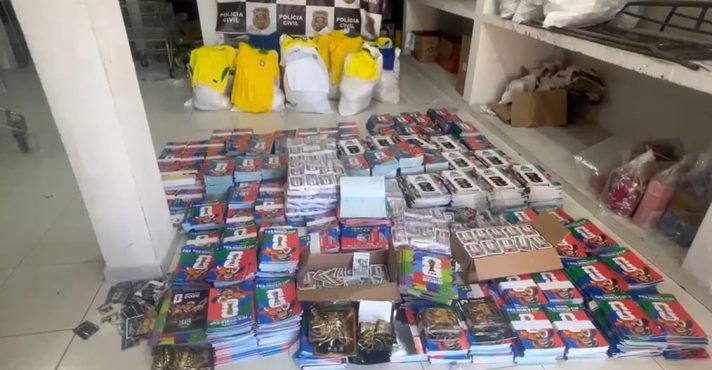 Polícia apreende 85 mil figurinhas falsas da Copa em São Paulo (2)