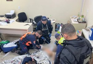 Agentes do Samu prestam socorro ao estudante que teve parada cardíaca | Foto: Divulgação/Samu