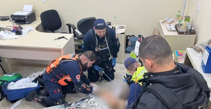 Agentes do Samu prestam socorro ao estudante que teve parada cardíaca | Foto: Divulgação/Samu