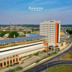 Vista aérea da fachada do Hotel Ramada by Wyndham Manaus Torres Center, destacando o edifício moderno e a localização estratégica próxima a vias de acesso