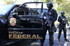 Agentes da Polícia Federal (PF), em alusão à nota sobre a prisão do primo de Daniel Vorcaro, ex-banqueiro do Banco Master