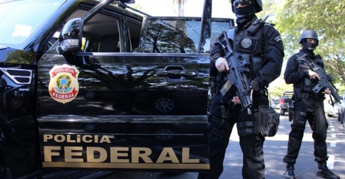 Agentes da Polícia Federal (PF), em alusão à nota sobre a prisão do primo de Daniel Vorcaro, ex-banqueiro do Banco Master
