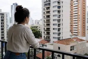 Dados do Serasa mostram que o Brasil ultrapassou 80 milhões de inadimplentes em 2026 | Foto: Divulgação/Oeste | Imagem criada com o auxílio de inteligência artificial