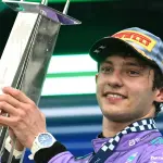 Kimi Antonelli, da Mercedes, com o troféu conquistado no GP de Miami / Foto: Divulgação/Fórmula 1