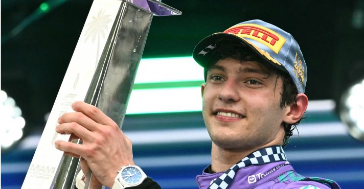Kimi Antonelli, da Mercedes, com o troféu conquistado no GP de Miami / Foto: Divulgação/Fórmula 1