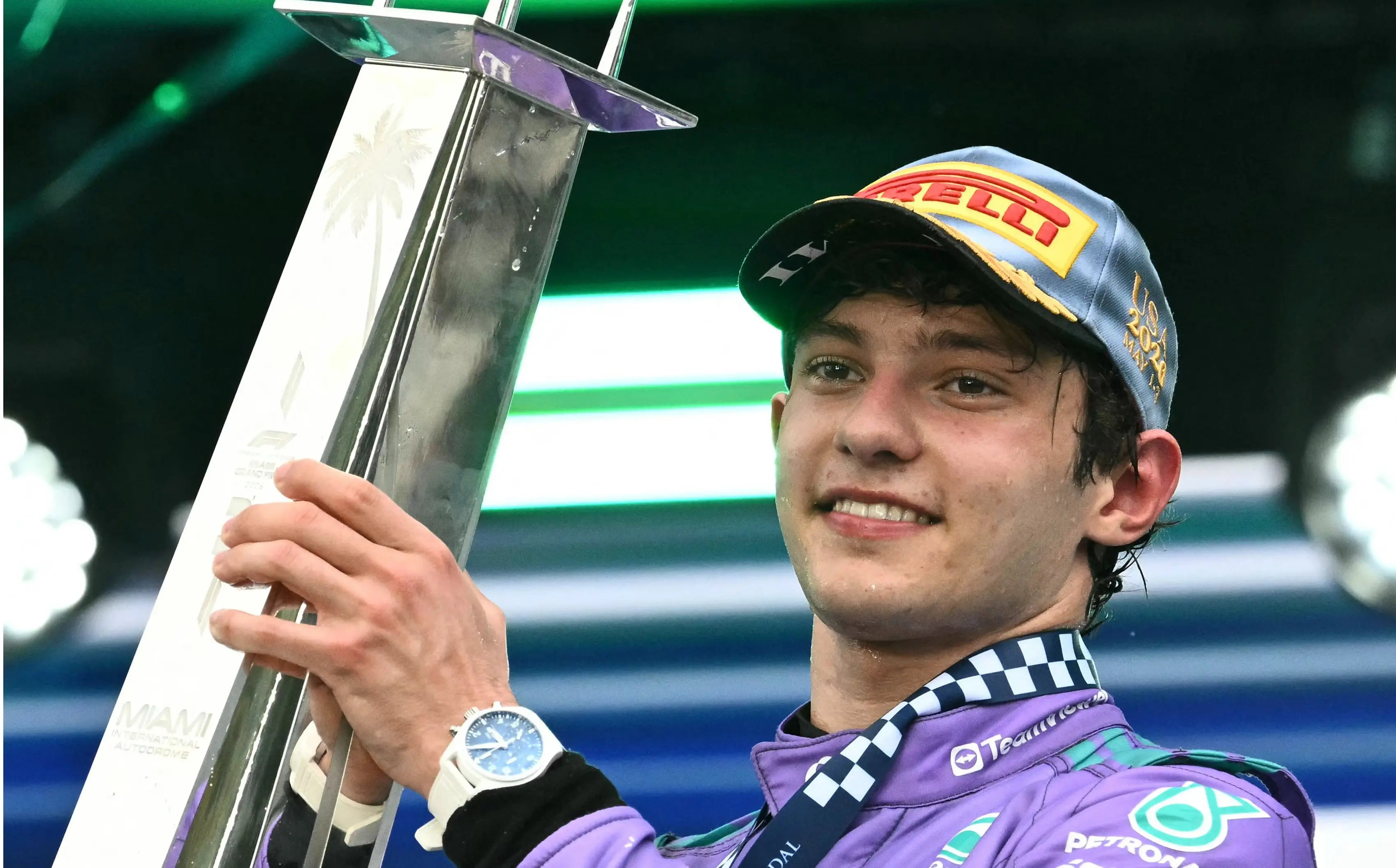 Kimi Antonelli, da Mercedes, com o troféu conquistado no GP de Miami / Foto: Divulgação/Fórmula 1