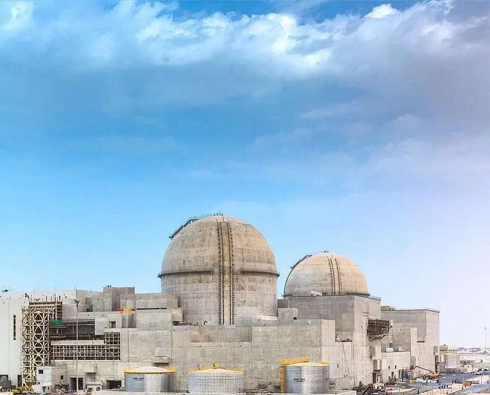 Ataque com drone provoca incêndio em usina nuclear nos Emirados Árabes