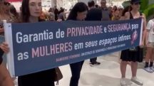 Mulheres protestam por banheiro exclusivamente feminino em shopping do Rio