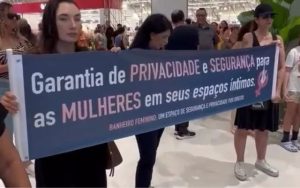 Mulheres protestam por banheiro exclusivamente feminino em shopping do Rio