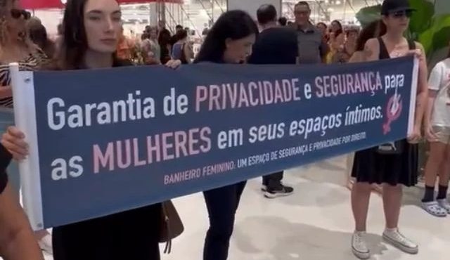 Mulheres protestam por banheiro exclusivamente feminino em shopping do Rio