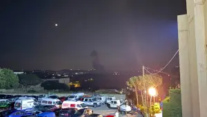 Fumaça sobe ao fundo depois de bombardeios israelenses no sul do Líbano | Foto: NNA/Divulgação