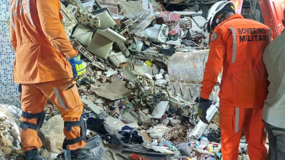 Desabamento de prédio em Salvador deixa 3 mortos