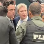 Agente da Polícia Legislativa é contido por deputado em sessão na Câmara | Foto: Reprodução/X/JeffreyChiquini