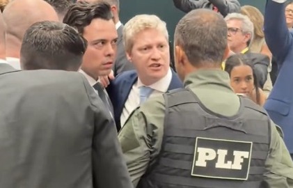 Agente da Polícia Legislativa é contido por deputado em sessão na Câmara | Foto: Reprodução/X/JeffreyChiquini