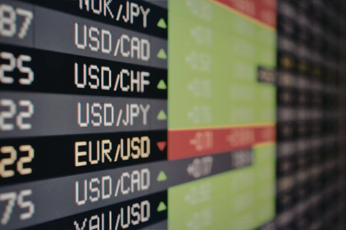 Tela com cotações de moedas Forex como USD, EUR e JPY com variações de alta e baixa