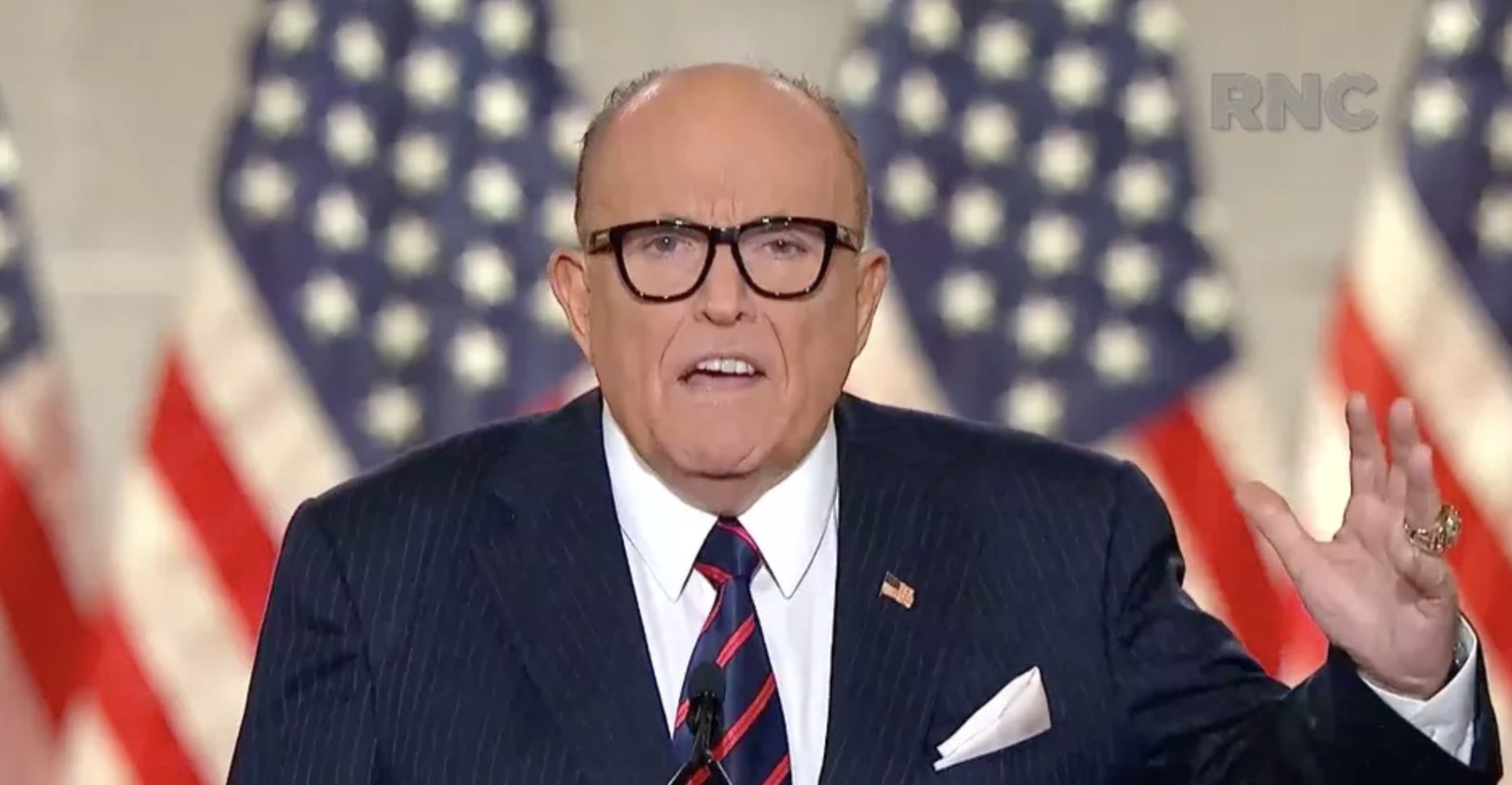 Rudy Giuliani segue hospitalizado