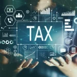 Painel digital com a palavra tax e gráficos financeiros representando carga tributária e arrecadação fiscal