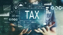 Painel digital com a palavra tax e gráficos financeiros representando carga tributária e arrecadação fiscal