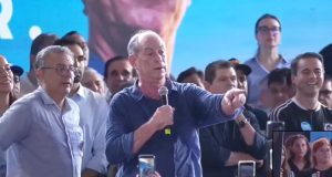 Ciro explica confusão com gesto de eleitor