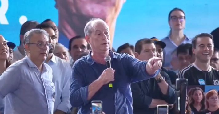 Ciro explica confusão com gesto de eleitor