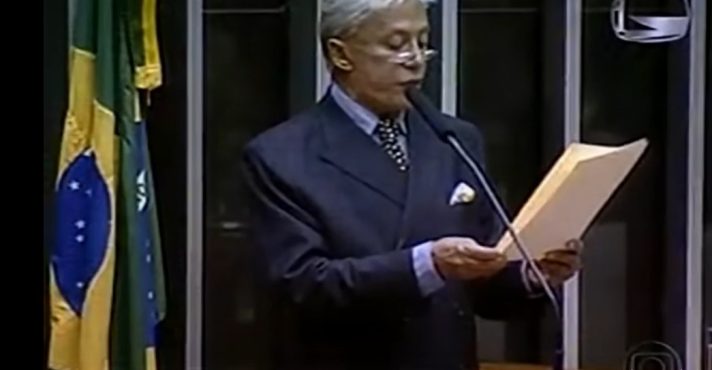 Clodovil, durante discurso na Câmara dos Deputados, onde legislou de 2007 a 2009 pelo extinto e conservador Partido Trabalhista Cristão (PTC) | Foto: Reprodução/TV Câmara