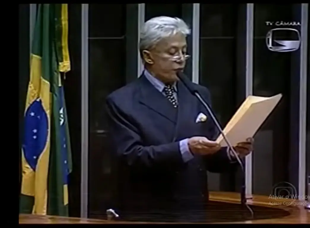 Clodovil, durante discurso na Câmara dos Deputados, onde legislou de 2007 a 2009 pelo extinto e conservador Partido Trabalhista Cristão (PTC) | Foto: Reprodução/TV Câmara
