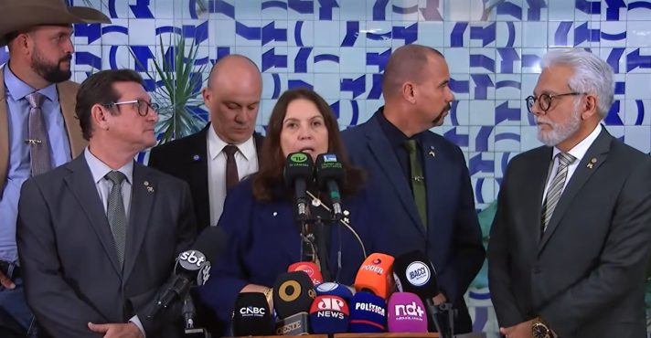 coletiva oposição