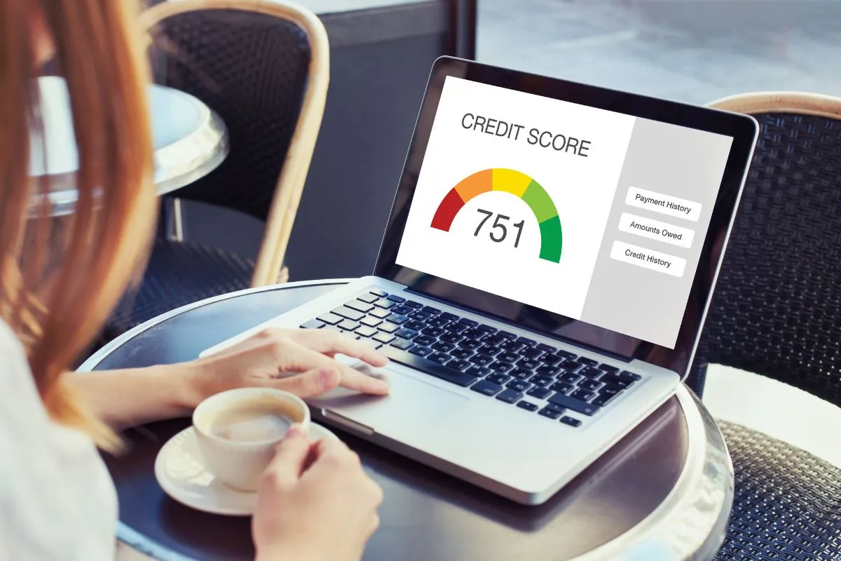 Pessoa consultando score de crédito no notebook com pontuação 751 exibida na tela