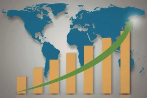 Gráfico de crescimento econômico global com barras ascendentes e mapa-múndi ao fundo em contexto de investimentos
