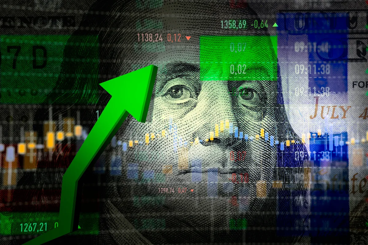Seta verde sobre nota de dólar e gráficos financeiros simbolizando crescimento econômico e valorização de mercado