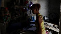 Ana Maria Vazquez prepara café em sua casa, enquanto a rede elétrica de Cuba sofreu um colapso parcial na madrugada de 14 de maio deste ano | Foto: Norlys Perez/Reuters