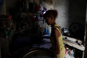 Ana Maria Vazquez prepara café em sua casa, enquanto a rede elétrica de Cuba sofreu um colapso parcial na madrugada de 14 de maio deste ano | Foto: Norlys Perez/Reuters