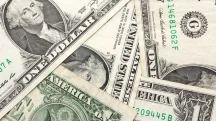 Cédulas de dólar americano sobrepostas mostrando detalhes da moeda dos EUA