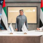 O CEO da Embraer Defesa e Segurança, Bosco da Costa Junior (e), e o vice-primeiro- ministro dos Emirados Árabes, Mansour bin Zayed Al Nahyan | Foto: Divulgação/Embraer