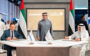 O CEO da Embraer Defesa e Segurança, Bosco da Costa Junior (e), e o vice-primeiro- ministro dos Emirados Árabes, Mansour bin Zayed Al Nahyan | Foto: Divulgação/Embraer