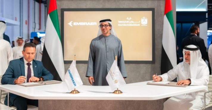 O CEO da Embraer Defesa e Segurança, Bosco da Costa Junior (e), e o vice-primeiro- ministro dos Emirados Árabes, Mansour bin Zayed Al Nahyan | Foto: Divulgação/Embraer