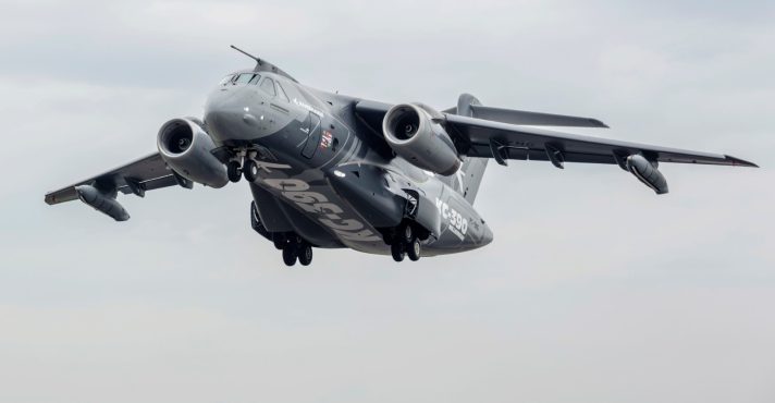 O KC-390, que recentemente realizou teste 140 horas de voo em condições extremas, com temperaturas variando desde o frio intenso do Ártico até o clima quente e úmido da Ásia | Foto: Divulgação/Embraer