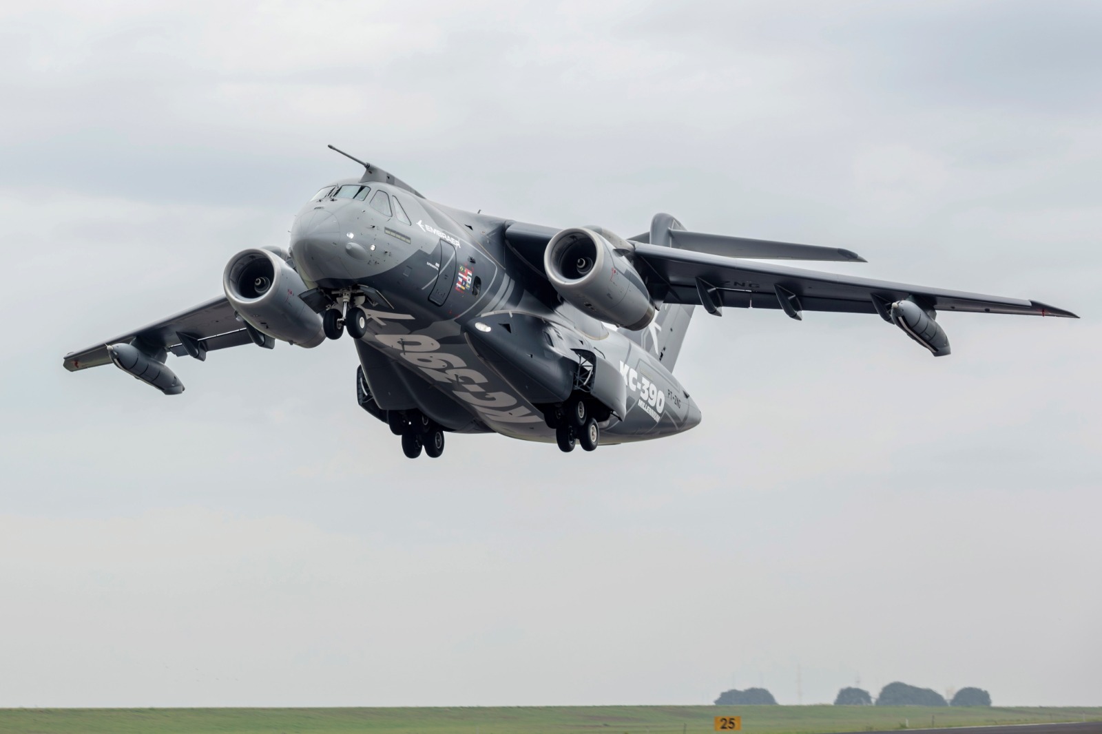O KC-390, que recentemente realizou teste 140 horas de voo em condições extremas, com temperaturas variando desde o frio intenso do Ártico até o clima quente e úmido da Ásia | Foto: Divulgação/Embraer 